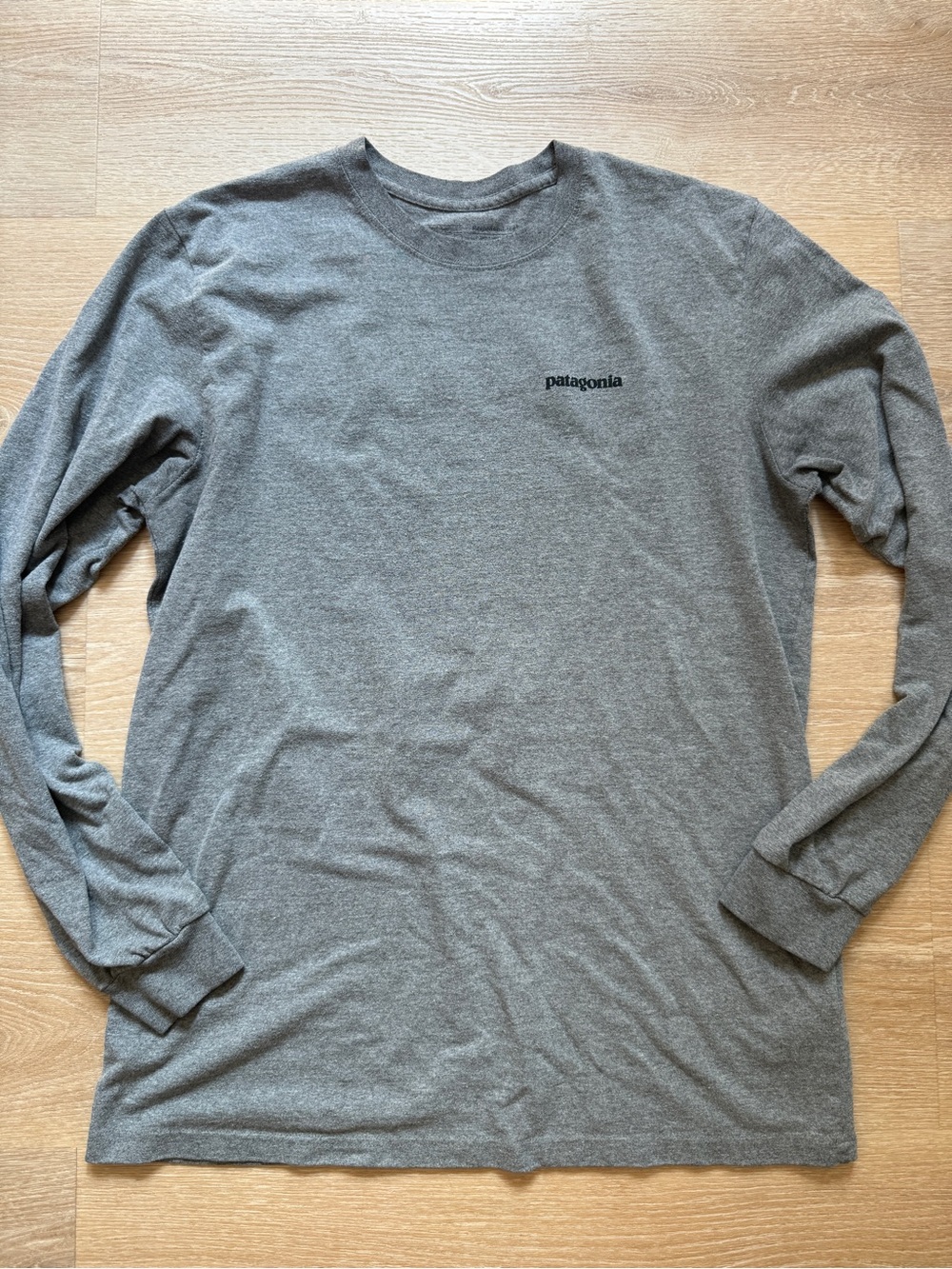 Patagonia Gray Long Sleeve Regular Fit TShirt Logo on Back Men’s Size Medium